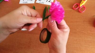 Гвоздики из гофрированной бумаги.