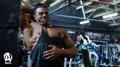Evan Centopani Trains Triceps (2016)