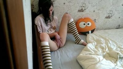 По-тихому заснял, как сестра доводит себя до мощного оргазма