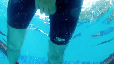 Мальчик мастурбирует в бассейне / всплеск спермы