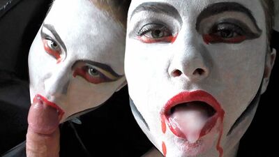 Девушка-Вампир Страстно Сосет Большой Член До Окончания В Рот