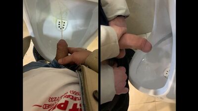 Подрочил парню хуй в общественном туалете. рискованно