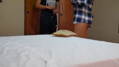 Разносчик вручает маску горячей жене и трахает ее на глазах у мужа куколда