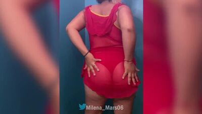 Сексуальная девушка показывает пышное тело в любительском видео
