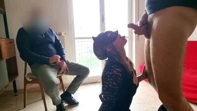 СКАЖИ МНЕ Я ШЛЮХА, сосет незнакомцу и получает сперму ему в глаза, муж рогоносец мастурбирует