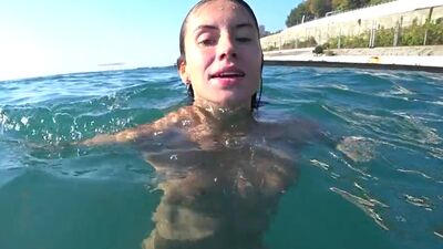 Обнаженная модель плавает на общественном пляже в России