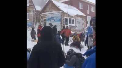 В Карачаево-Черкесии лавина накрыла горнолыжную трассу "Домбай"