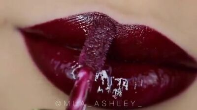 Сочные губы цвета бордо