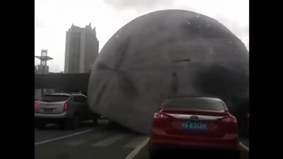 Гигантская надувная Луна прокатилась дорогами