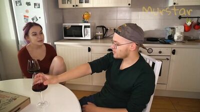 Курьер красиво развел на секс