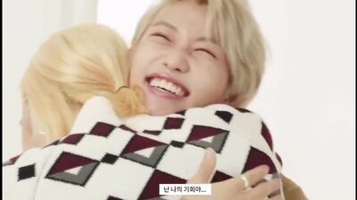 Хенликсы обнимаются в течение минуты