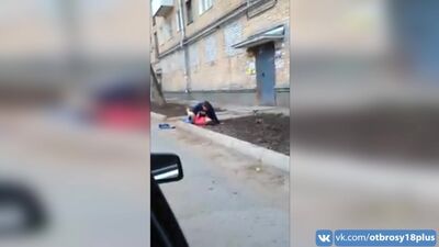 Бомжи ебутся на улице