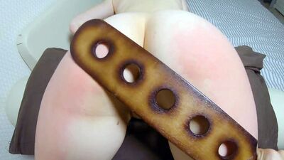 Порка маленькой шлюшки. До розовой задницы. Деревянная шлепалка.