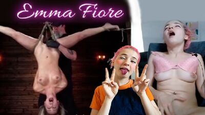 Tierna petite reacciona a video BDSM y llega al orgasmo