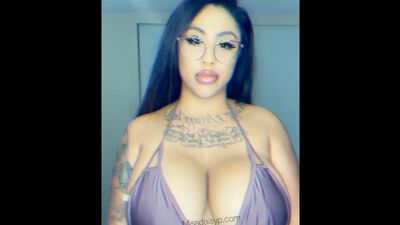 Missdaisyp titty flexing