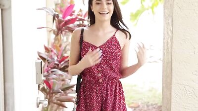 Сексуальная сводная сестра-брюнетка раздевается и трахается со сводным братом-извращенцем