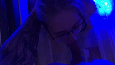 Сосет член, трахается сзади и получает кончу в рот