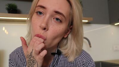 ПОКОРНАЯ ДЕВУШКА РАДА ВИДЕТЬ ТЕБЯ ПОСЛЕ ДОЛГОГО ДНЯ