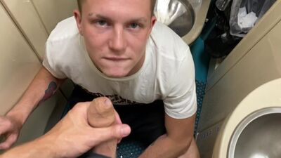 В поезде отвел меня в туалет и трахнул в рот.