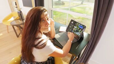 Падчерица, у меня эрекция. Ты же уже знаешь, что надо делать!