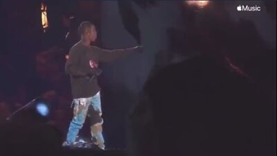 Трэвис Скотт заметил скорую помощь и продолжил концерт [Рифмы и Панчи]