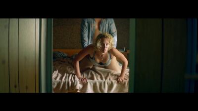 Bo Maerten, Maartje van de Wetering Nude - Ron Goossens, Low Budget Stuntman (2017) Бо Маертен, Мартье ван де Ветеринг