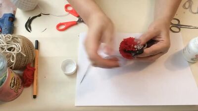 Снегирь из ниток. Птица своими руками без затрат