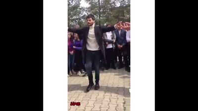 Акын Акынозю (Миран Асланбей) танцует.