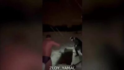 В Гатчине во время крещенских купаний утонула женщина. Её моментально затянуло под лед и найти тело не смогли. Злой Ямал.