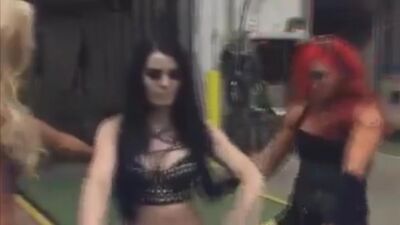 А БОШКИ ДЫМЯТСЯ – ПОДРУЖКИ СКУЧАЮТ.