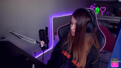 [Twitch Girls] YUUECHKA ПРО СЛИВ. ПОЧЕМУ ЮЕЧКА БРОСИЛА ПАРНЯ
