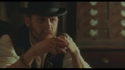 Алфи Соломонс (Том Харди) и Томас Шелби (Киллиан Мёрфи). Острые козырьки.