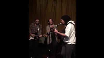 Кайлер Ли поёт с мужем