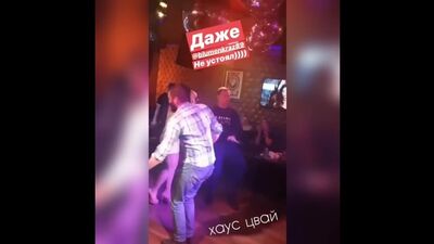 Валера зажигает в караоке после расставания с Пинчук