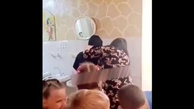 В_Морозовске_учительница_грубо_заставила_школьницу_смыть_яркий_макияж (720p).mp4