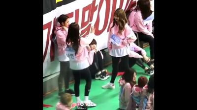 170129 Джихё и Наён из TWICE танцуют 'Playing with fire'