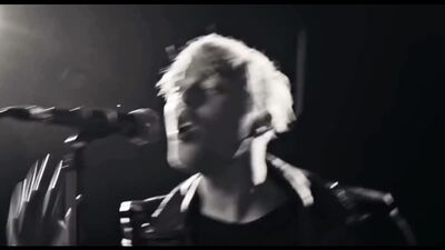 ЕБАНУТЫЙ КРИД ФЛЕКСИТ ПОД ДЕВОЧКУ В КЛАССЕ