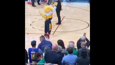 Маскот Наггетс не поймал мяч