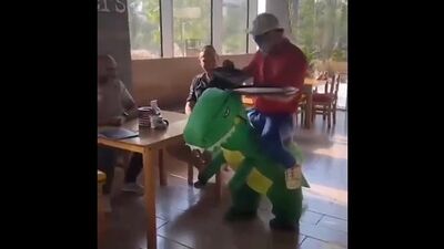 ОФИЦИАНТ В КАФЕ...