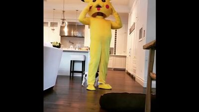 Дуэйн «Скала» Джонсон в костюме Пикачу бегает за дочкой