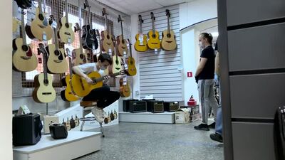 [AkStar] ГИТАРИСТ притворяется НОВИЧКОМ в МУЗЫКАЛЬНЫХ МАГАЗИНАХ | РЕАКЦИЯ ПРОДАВЦОВ ГИТАР