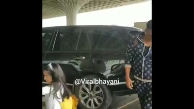 Акшай Кумар, Твинкл Кханна и Нитара в аэропорту,