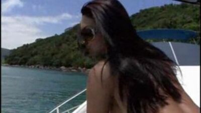 Julia Paes на яхте