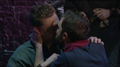 Tom Hiddleston gay kiss from Coriolanus Part 2