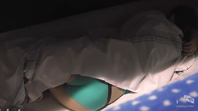 Дрочит в поезде под покрывалом и тихонечко постанывает(hz,solo,hidden cam,solarium,voyeur,masturbate,соло,подглядывание,подсмотр