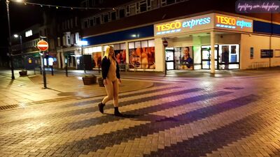 Жена эксгибициониста прогуливается обнаженной по городу в Англии