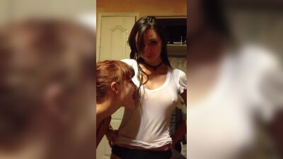 Поки в мокрой рубашке и друзья играют