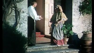 Пара хорошеньких девушек просит их арендодателя трахнуть их голодные пезды