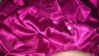 Ярко-розовая атласная пижама с черными трубками