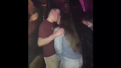 Сосет сиська в клубе